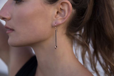 E349x.yg Black & Gold Cinq Earrings in Oxidized Silver and Yellow Gold - Model Image